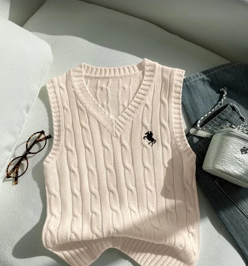 Débardeur en maille torsadée beige clair à col V style universitaire