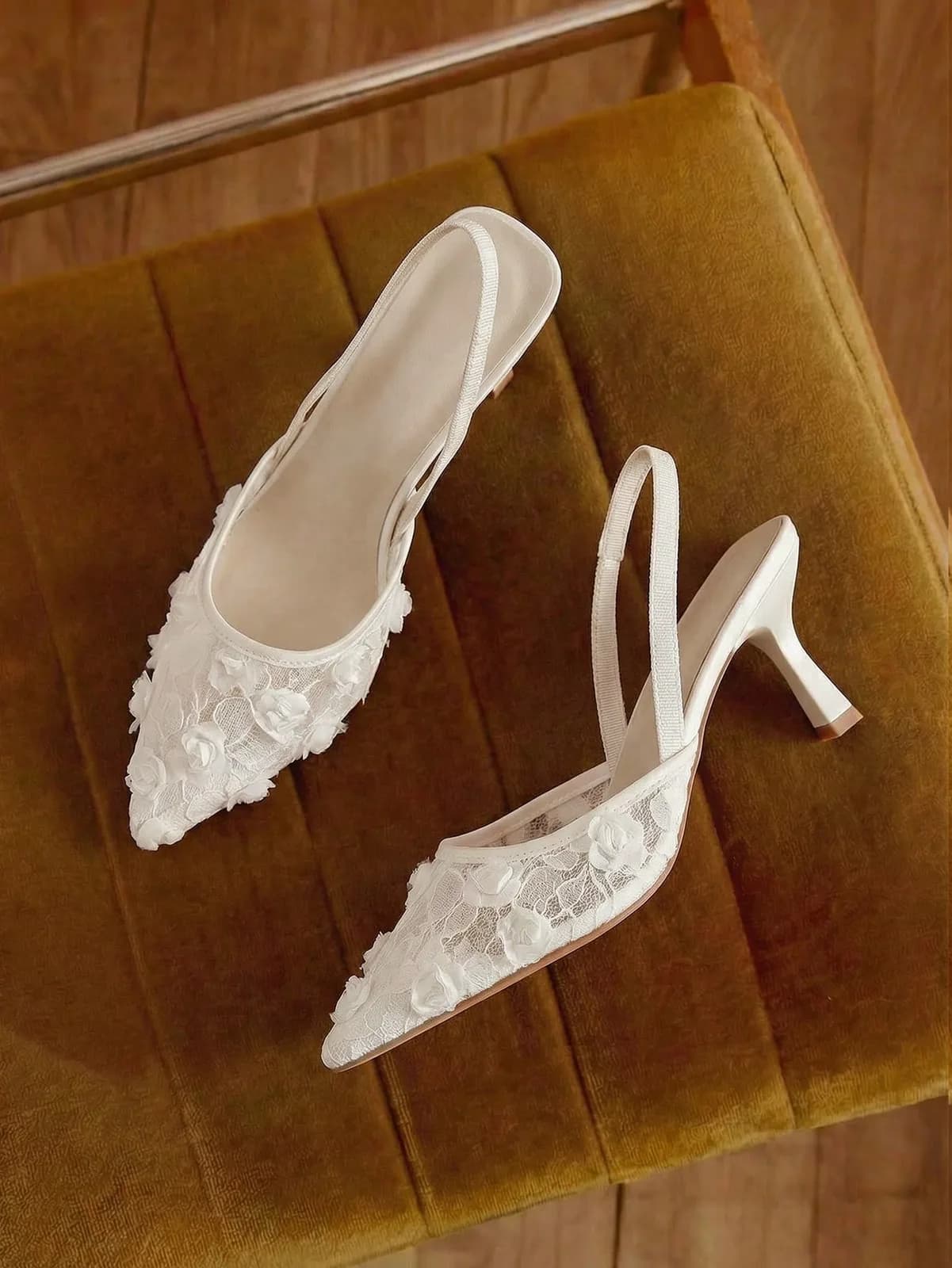 Sandales slingback à bout pointu en résille fleurie et talon évasé