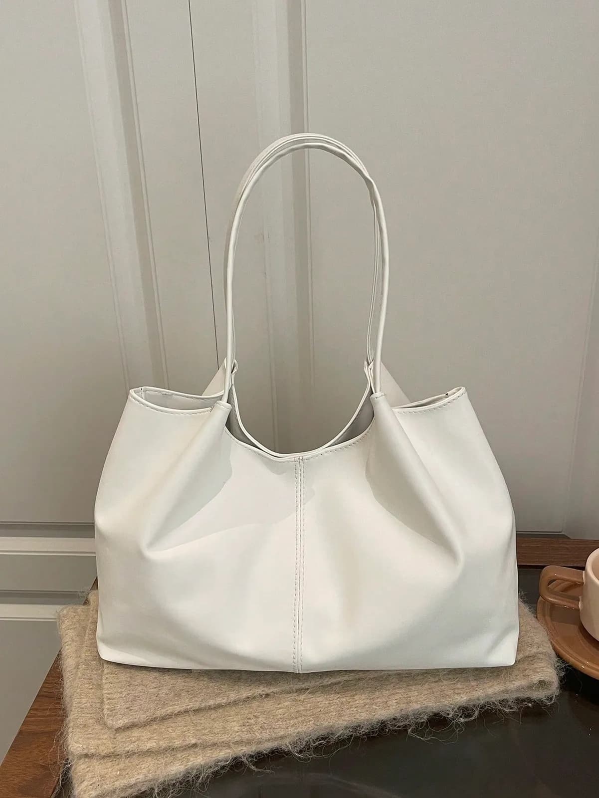 Sac cabas fluide grand format en cuir souple marron