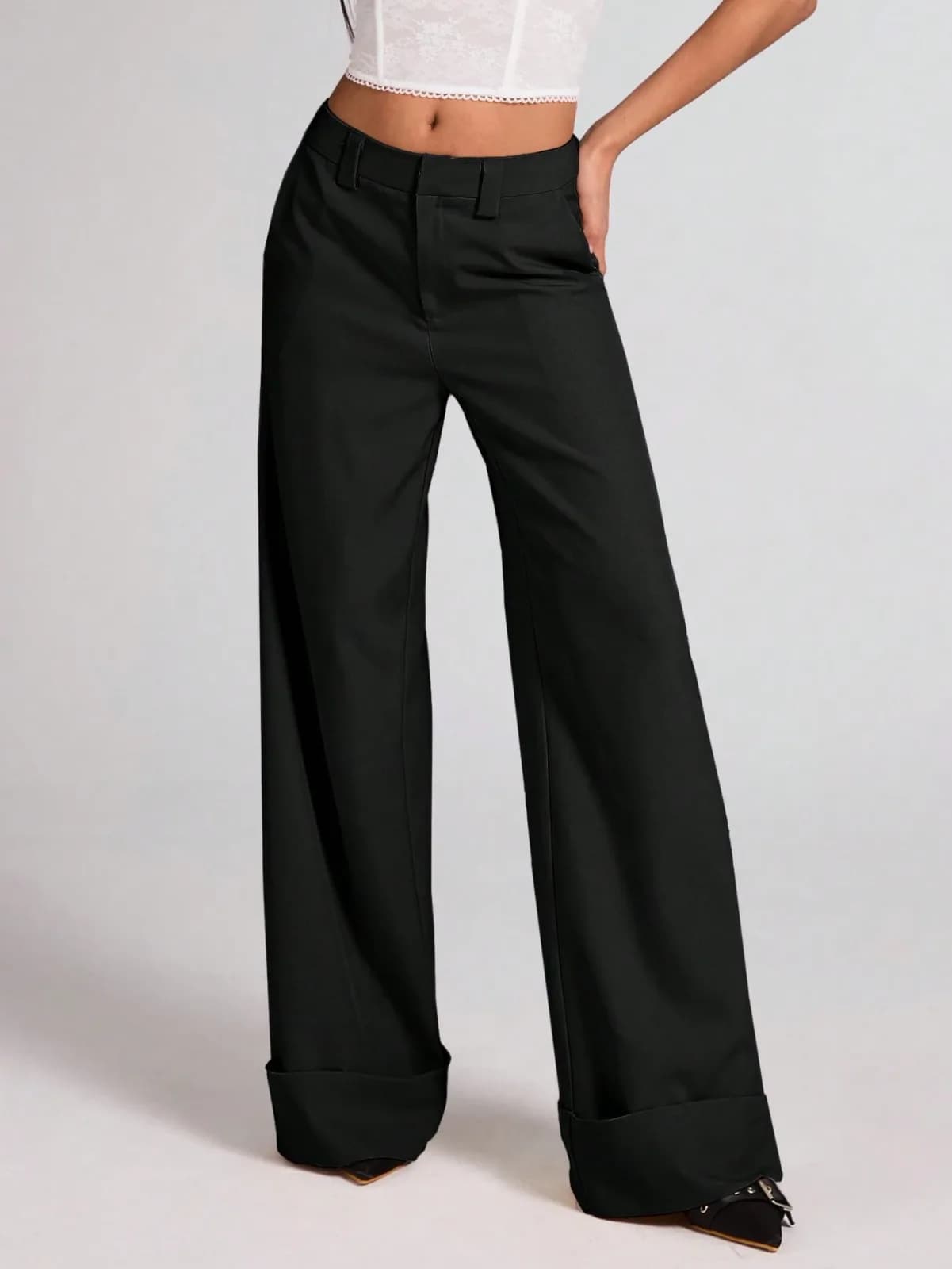 Pantalon large noir à revers bas de jambe style tailleur