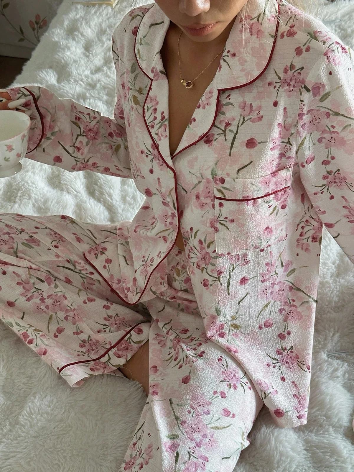 Ensemble de pyjama 2 pièces floral rose style vintage avec liseré bordeaux