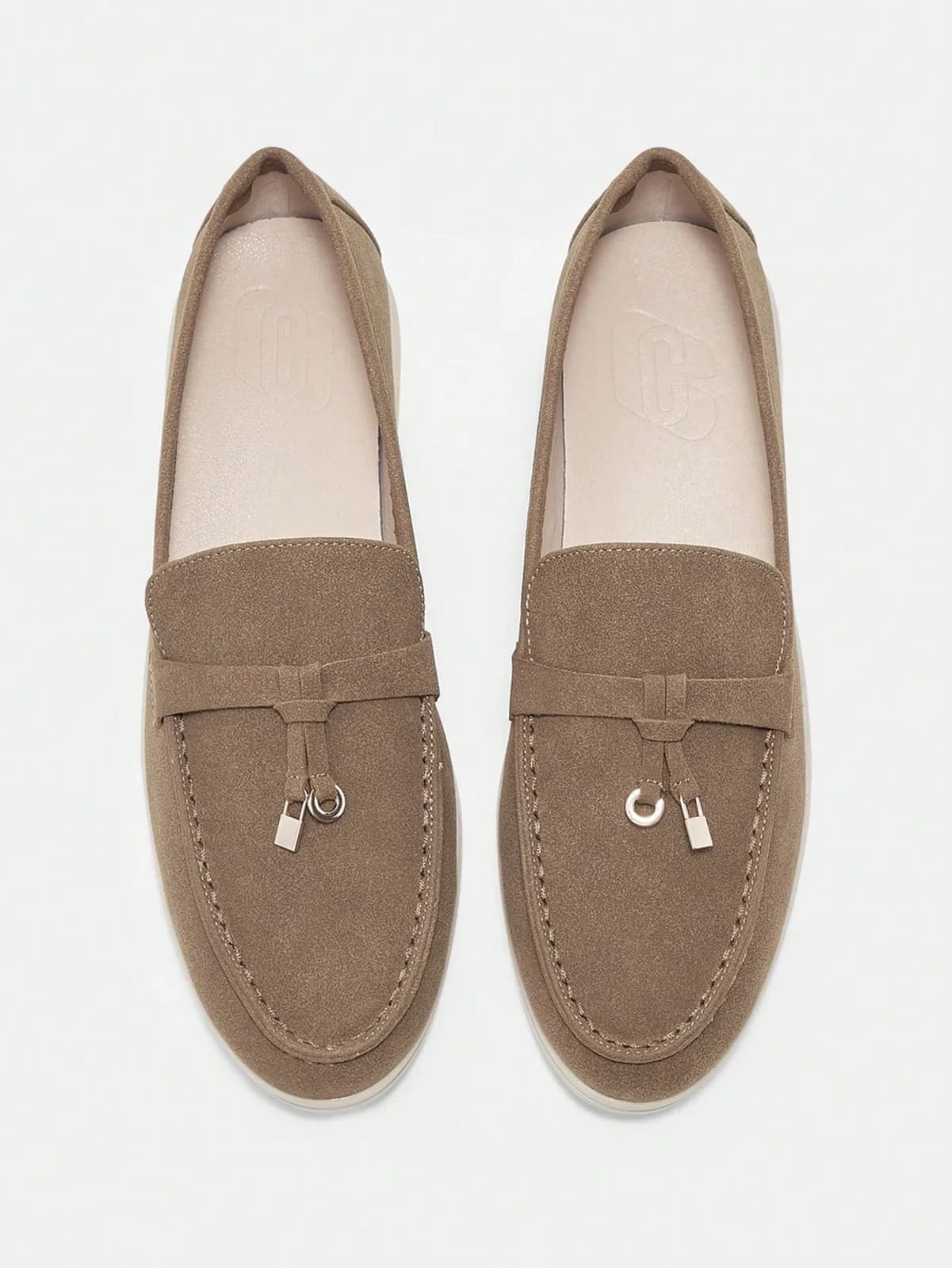 Mocassins en daim taupe avec pampilles et breloques métalliques