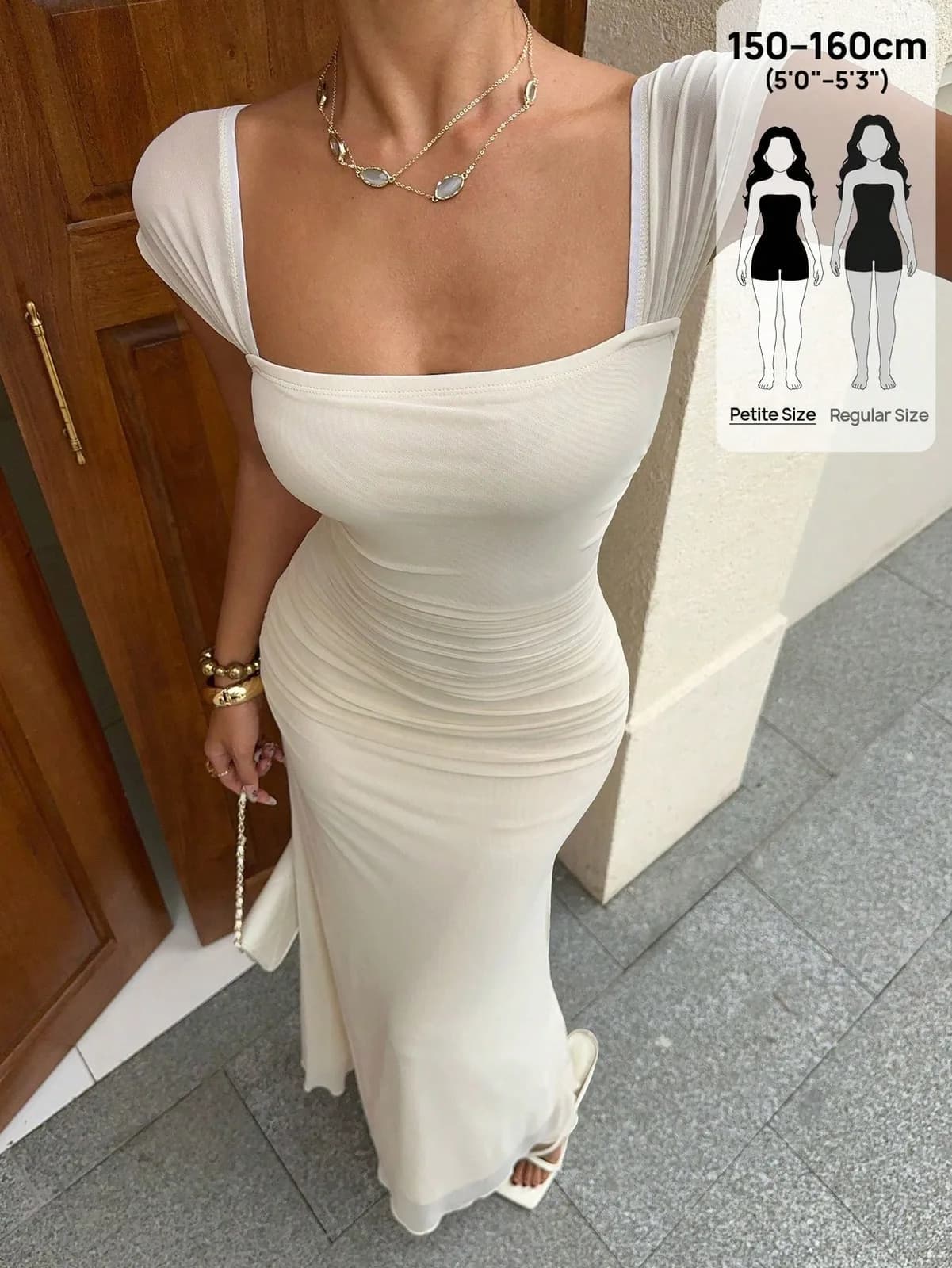 robe longue moulante en tulle plissé à encolure carrée