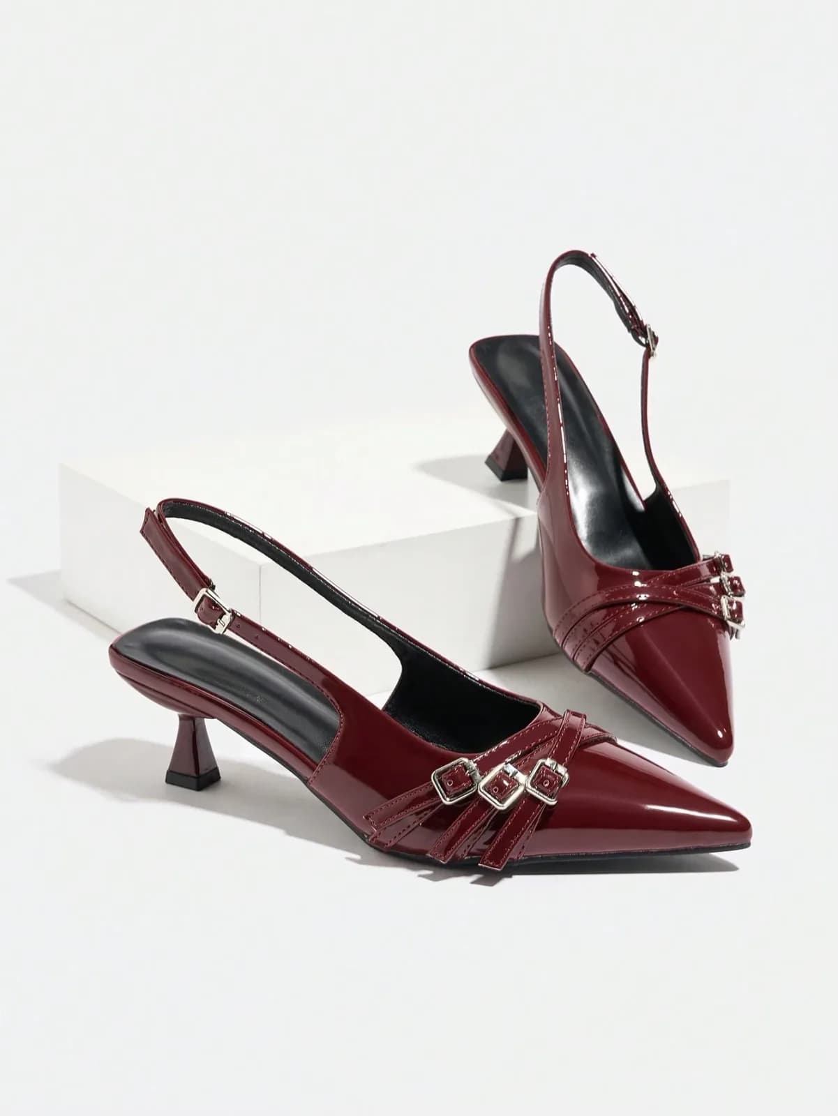 Escarpins slingback à bout pointu vernis et brides à boucles