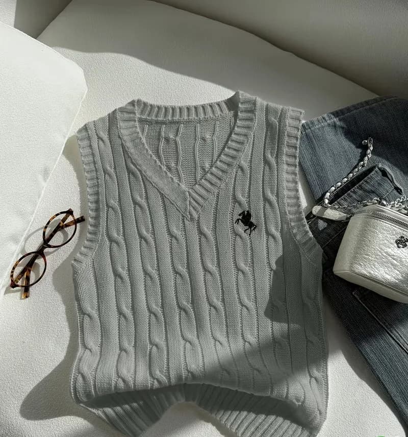 Débardeur en maille torsadée beige clair à col V style universitaire