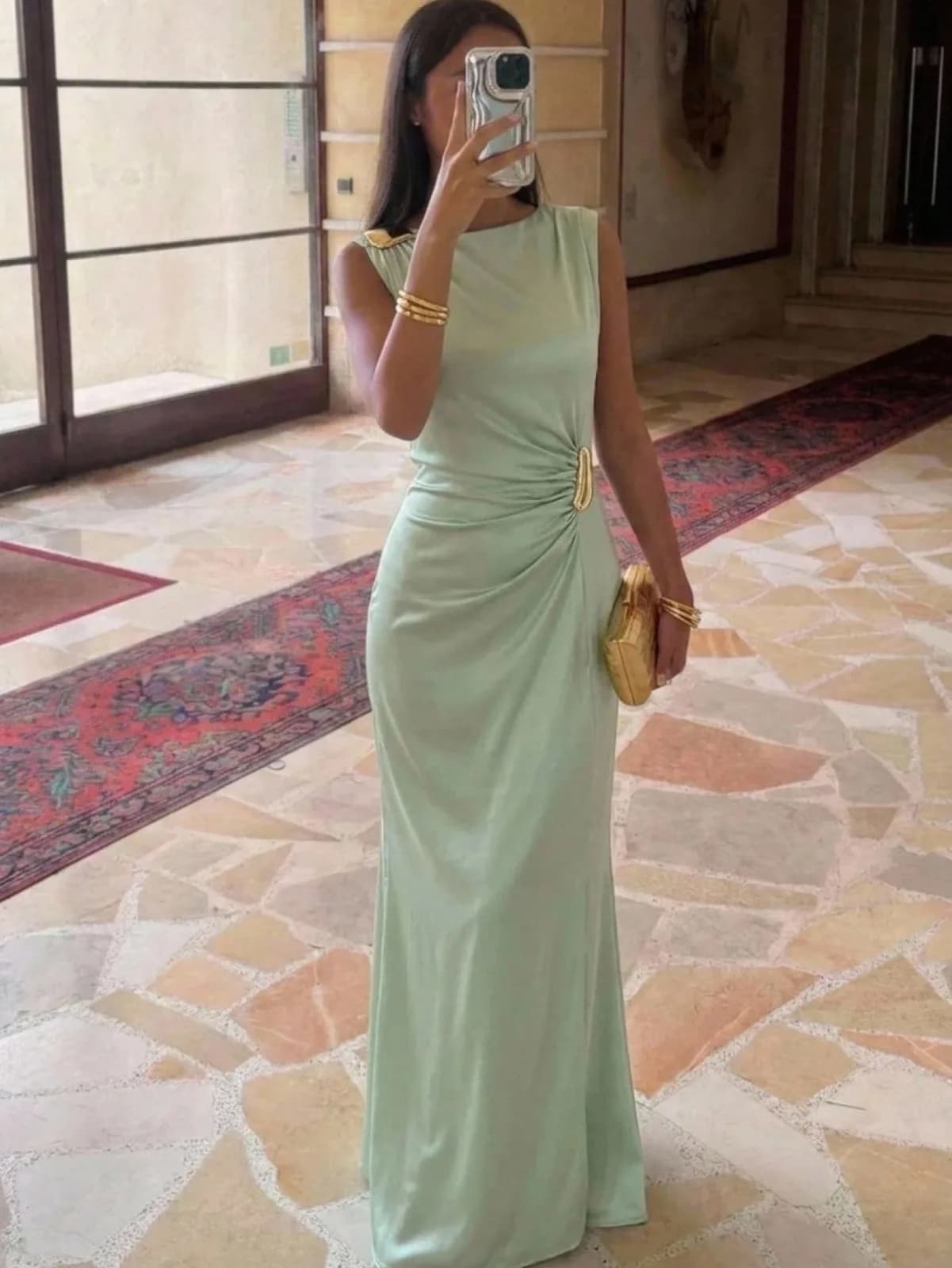 robe longue drapée en satin de style déesse