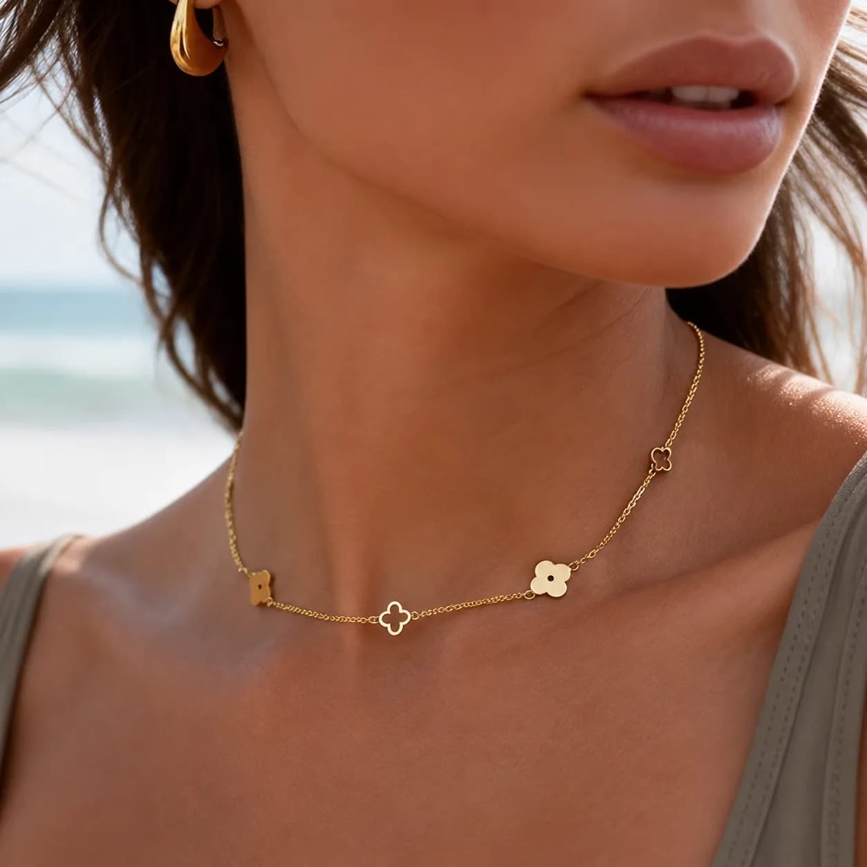 Collier ras de cou doré en acier inoxydable à motifs trèfles