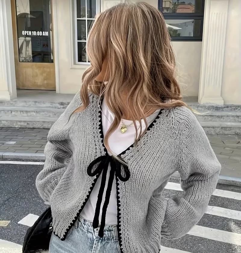 Cardigan en maille gris avec liseré et nœud noir contrastant