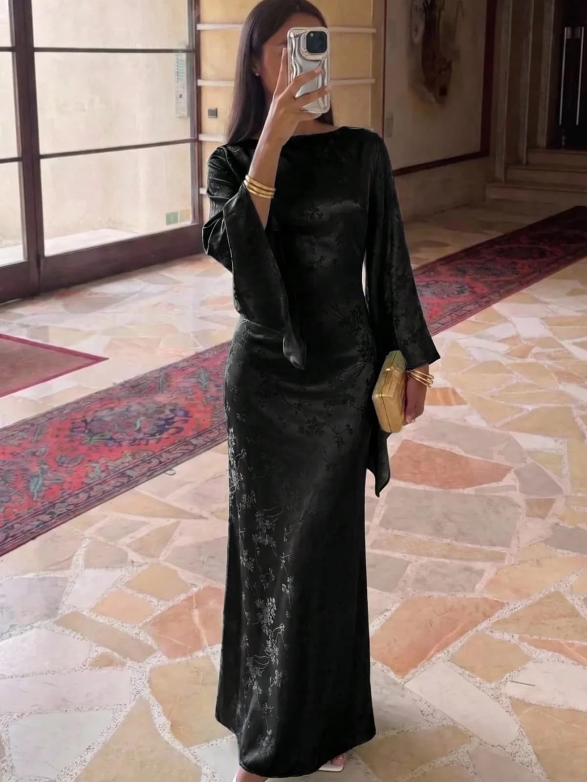 robe longue en satin jacquard à manches évasées