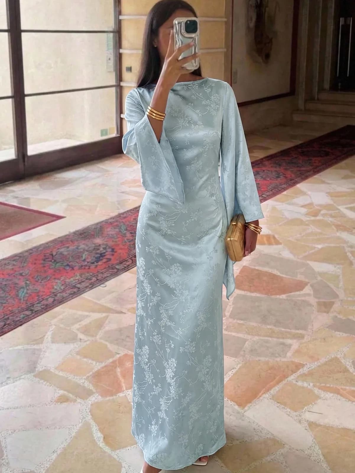 robe longue en satin jacquard à manches évasées