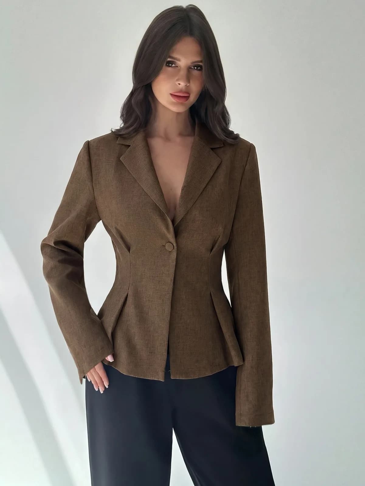 Veste blazer cintrée en jacquard reliefé blanc cassé