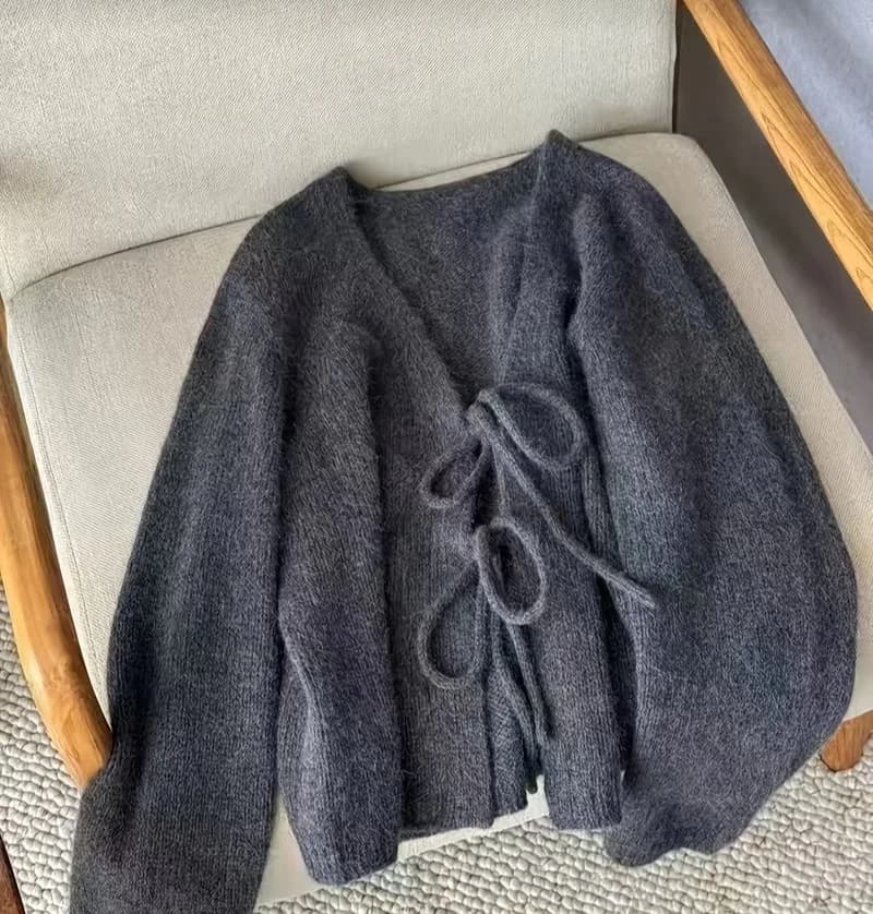 Cardigan en maille fluffy gris foncé à nœuds sur le devant