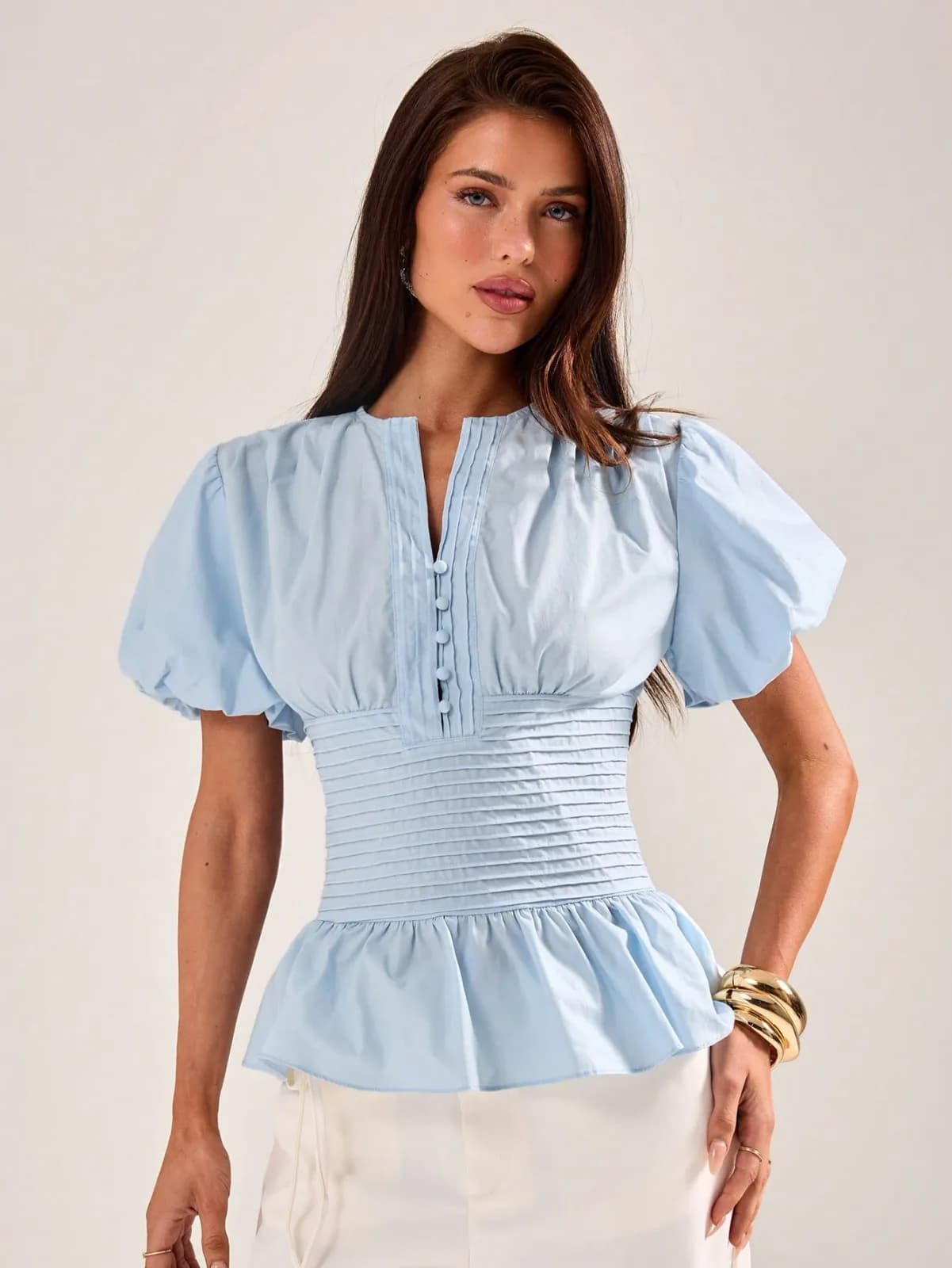 Blouse en coton bleu ciel à taille smockée et manches bouffantes