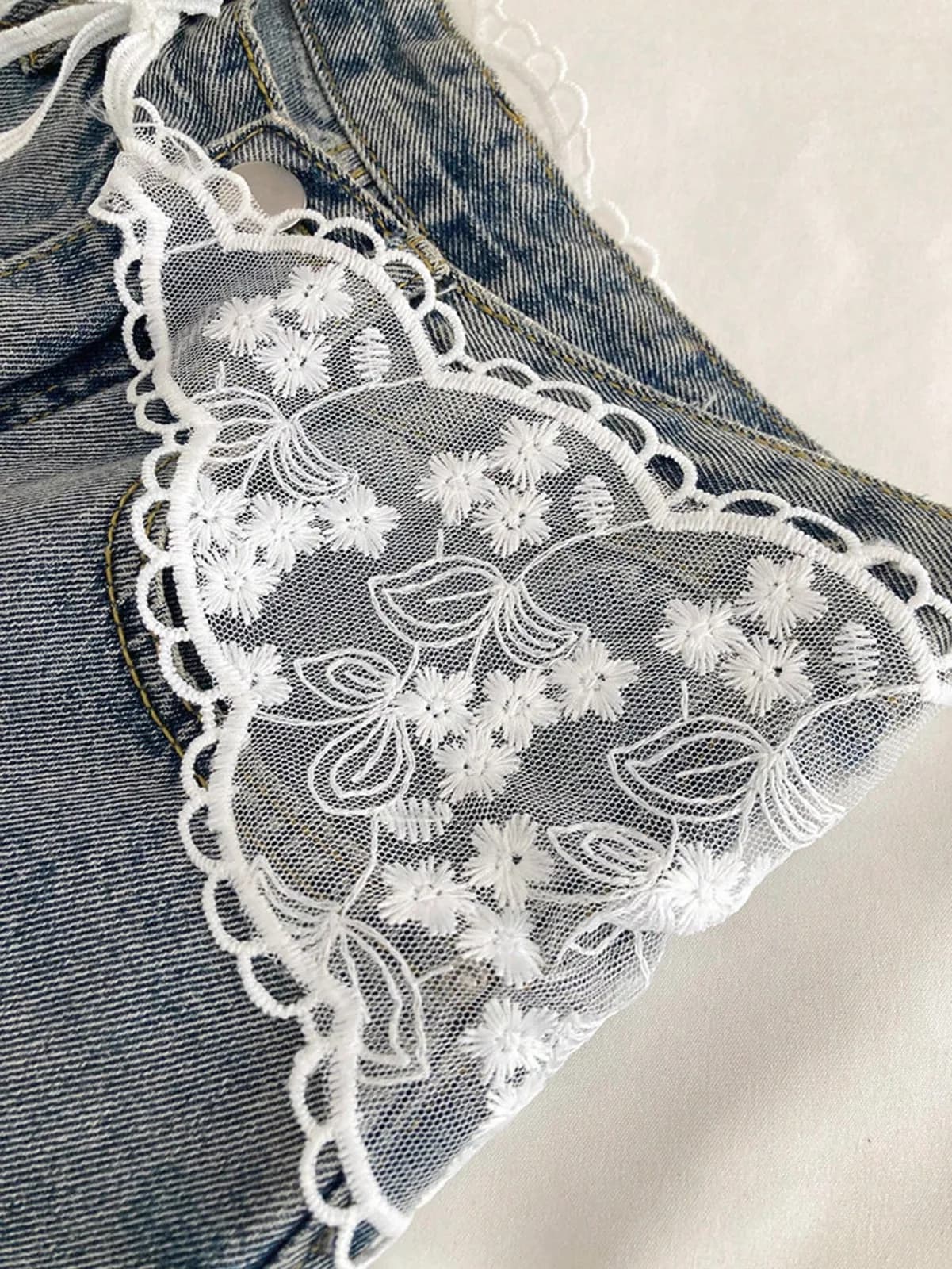 Ceinture-foulard triangulaire en dentelle blanche brodée