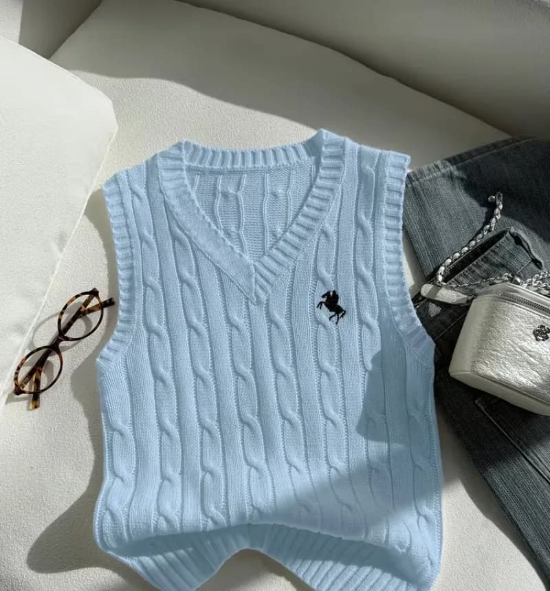 Débardeur en maille torsadée beige clair à col V style universitaire