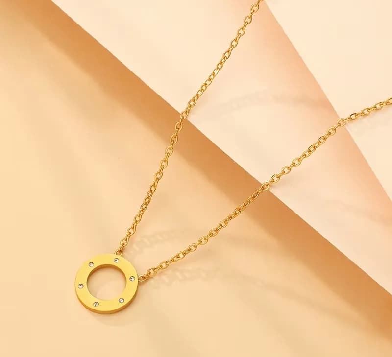 Collier en acier inoxydable doré à pendentif anneau évidé incrusté de strass