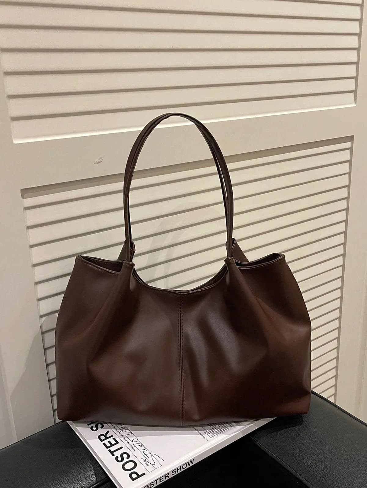Sac cabas fluide grand format en cuir souple marron
