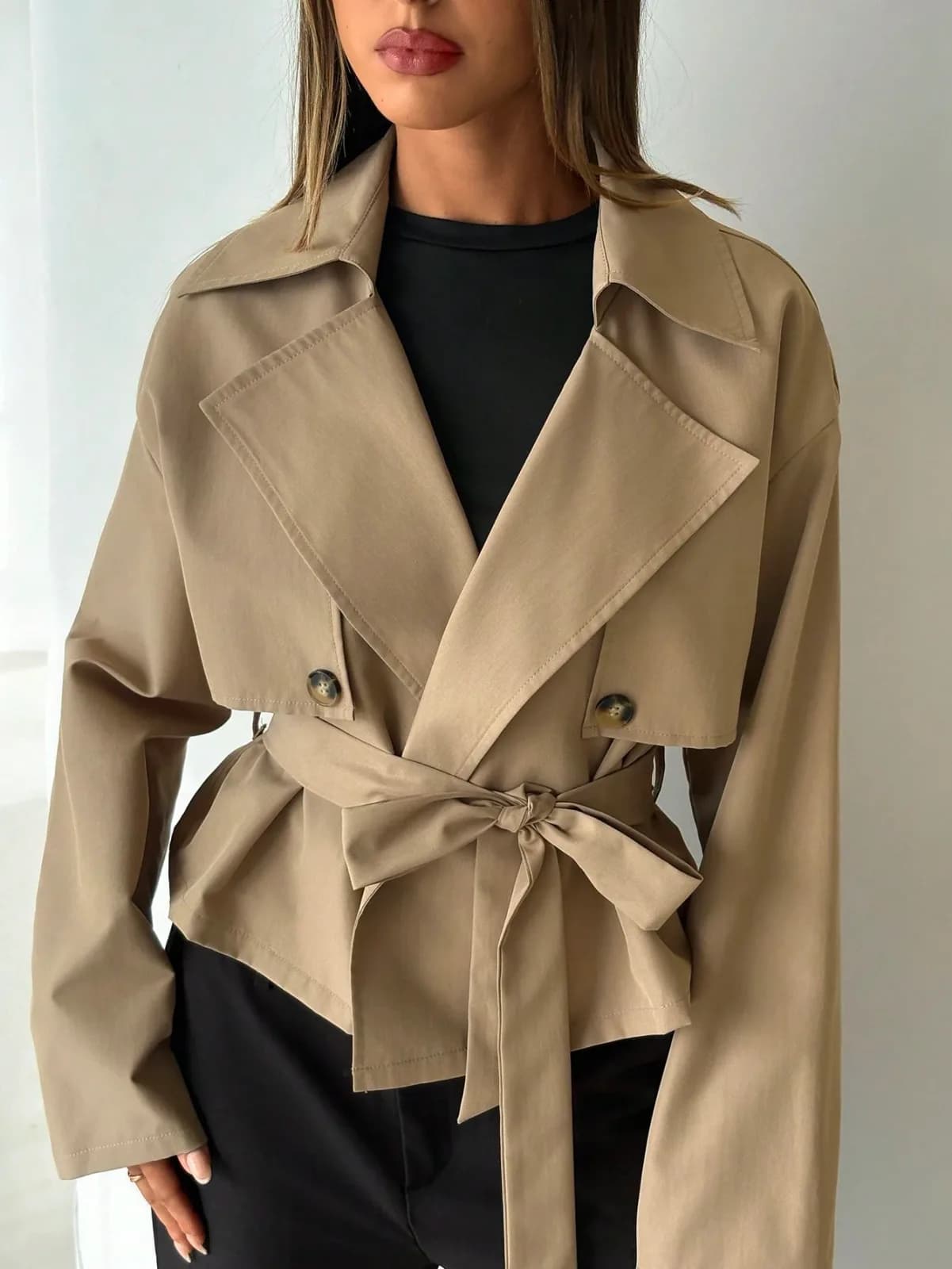 Trench-coat court croisé avec ceinture ajustable