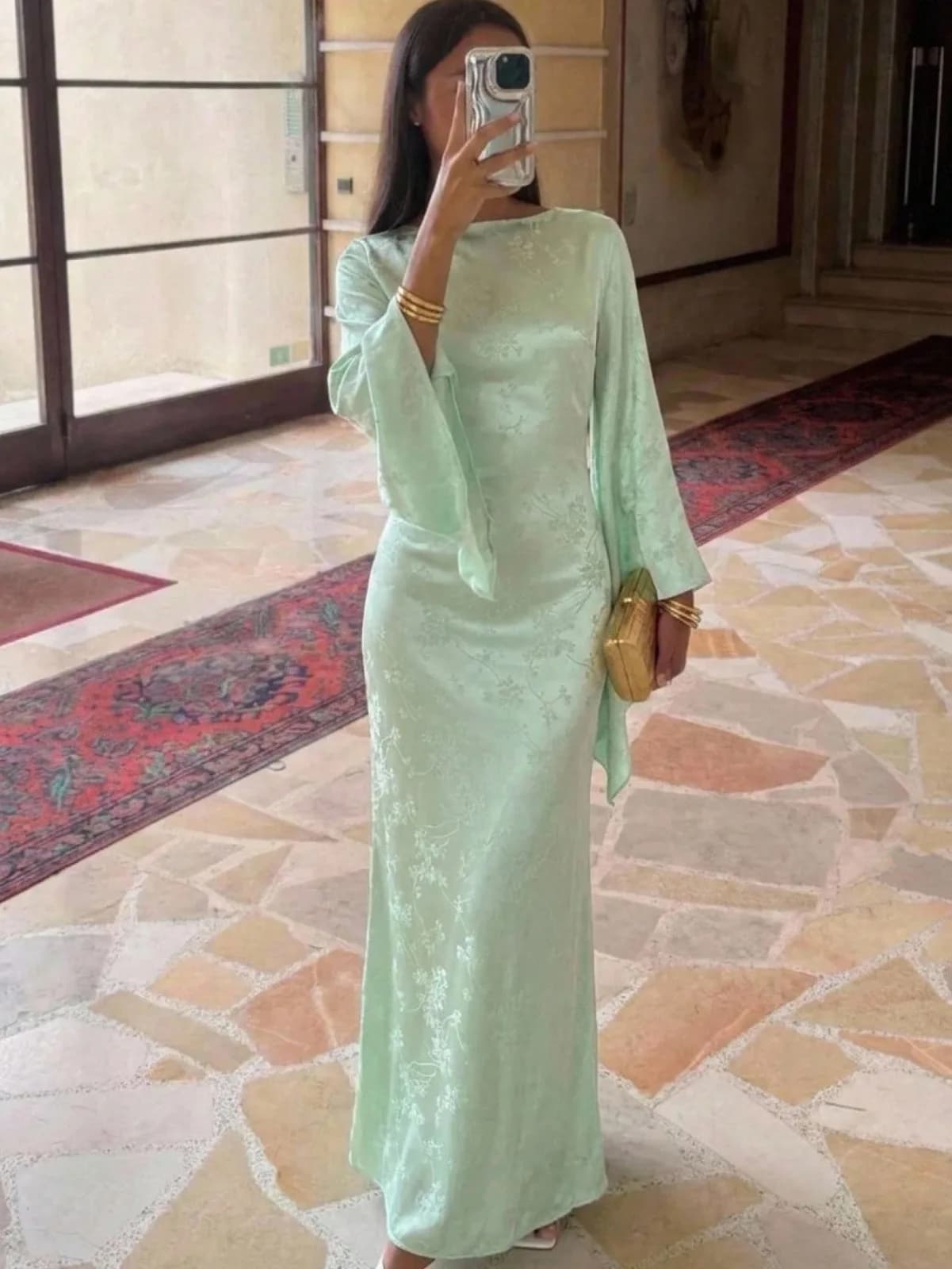 robe longue en satin jacquard à manches évasées