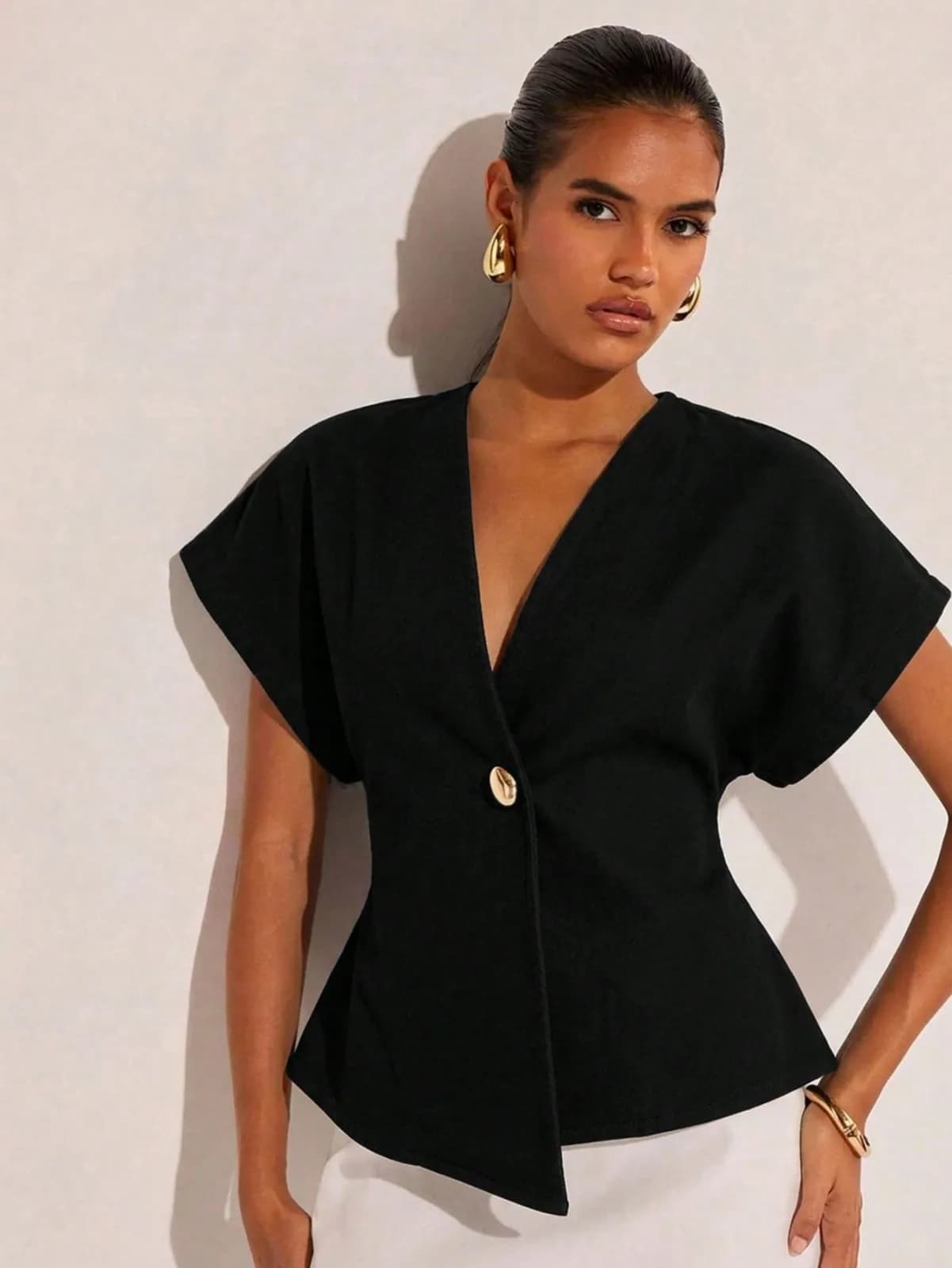 Blouse cache-cœur beige à manches courtes avec bouton doré
