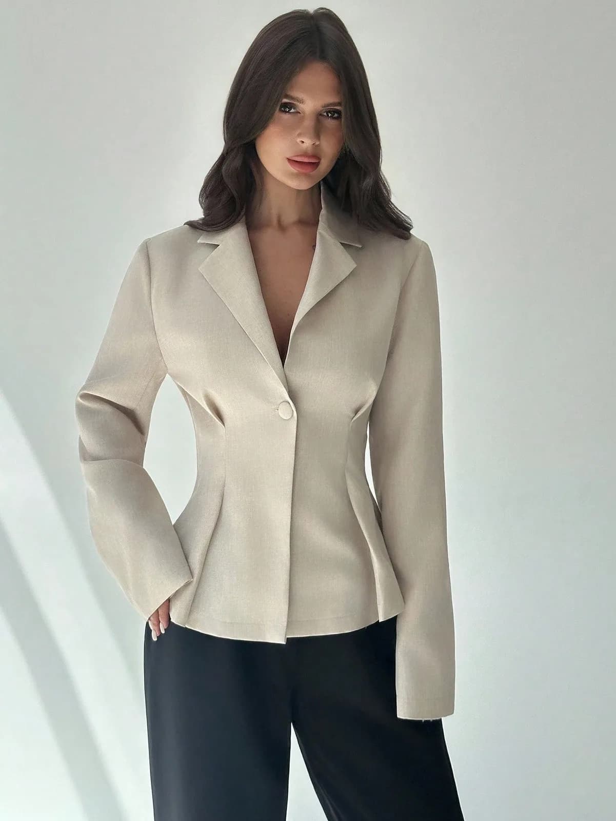 Veste blazer cintrée en jacquard reliefé blanc cassé