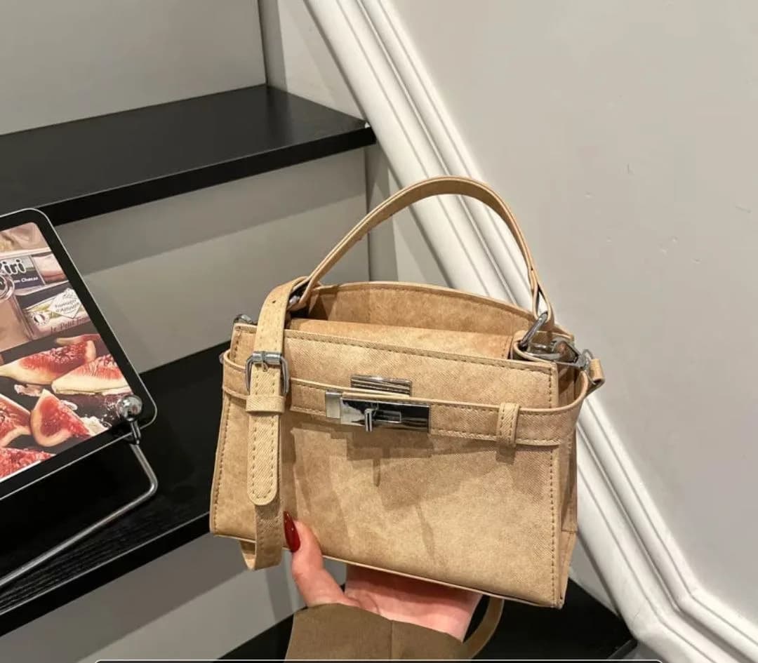 Petit sac à main rectangulaire structuré à fermoir métallique et sangle décorative
