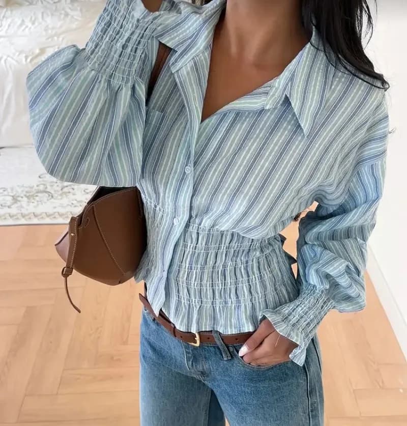 Chemise cintré à rayures verticales bleues et taille smockée