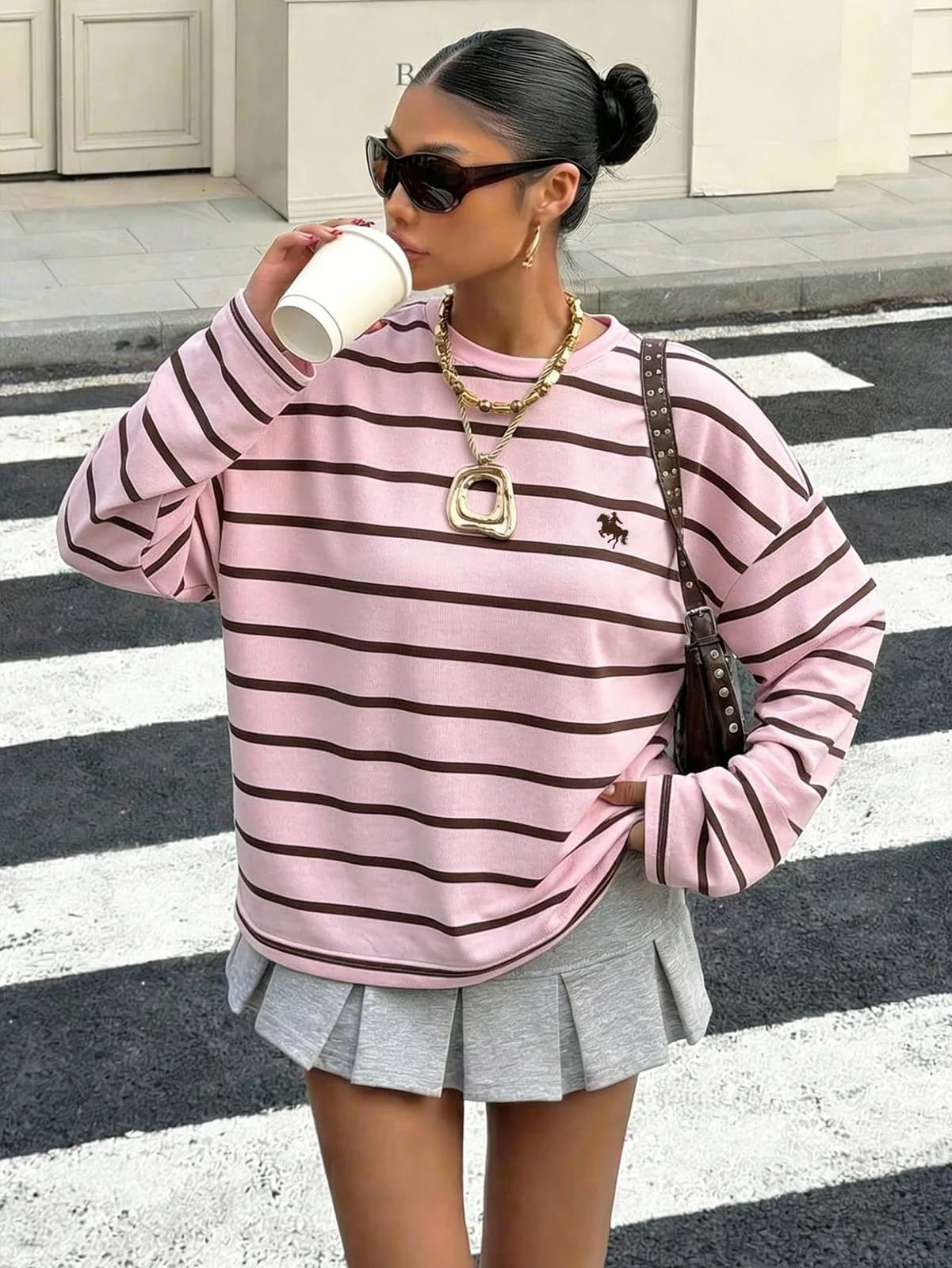 T-shirt rayé rose et marron à manches longues avec broderie cavalier