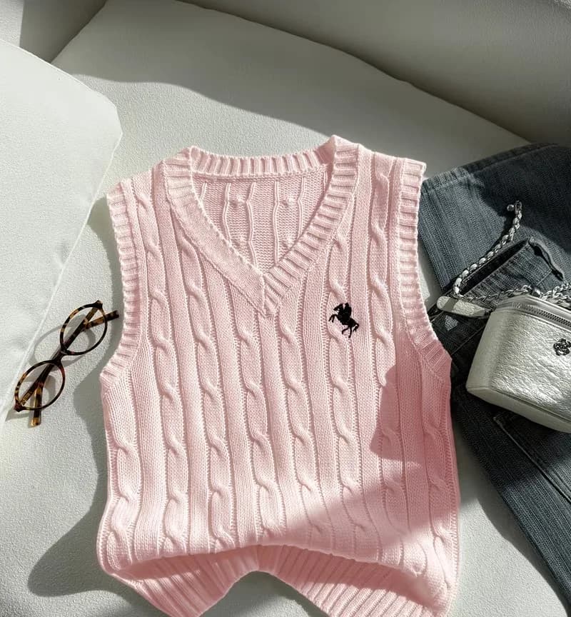 Débardeur en maille torsadée beige clair à col V style universitaire