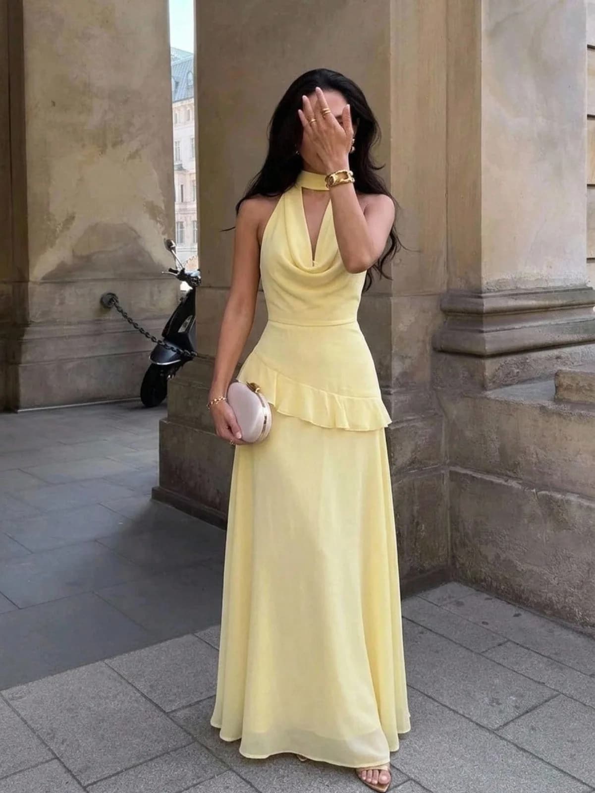 robe longue en mousseline à col bénitier et dos nu avec volant