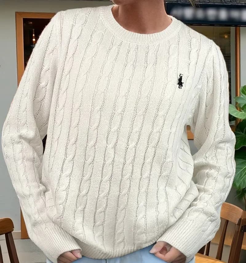 Pull en maille torsadée blanc cassé à col rond avec logo brodé