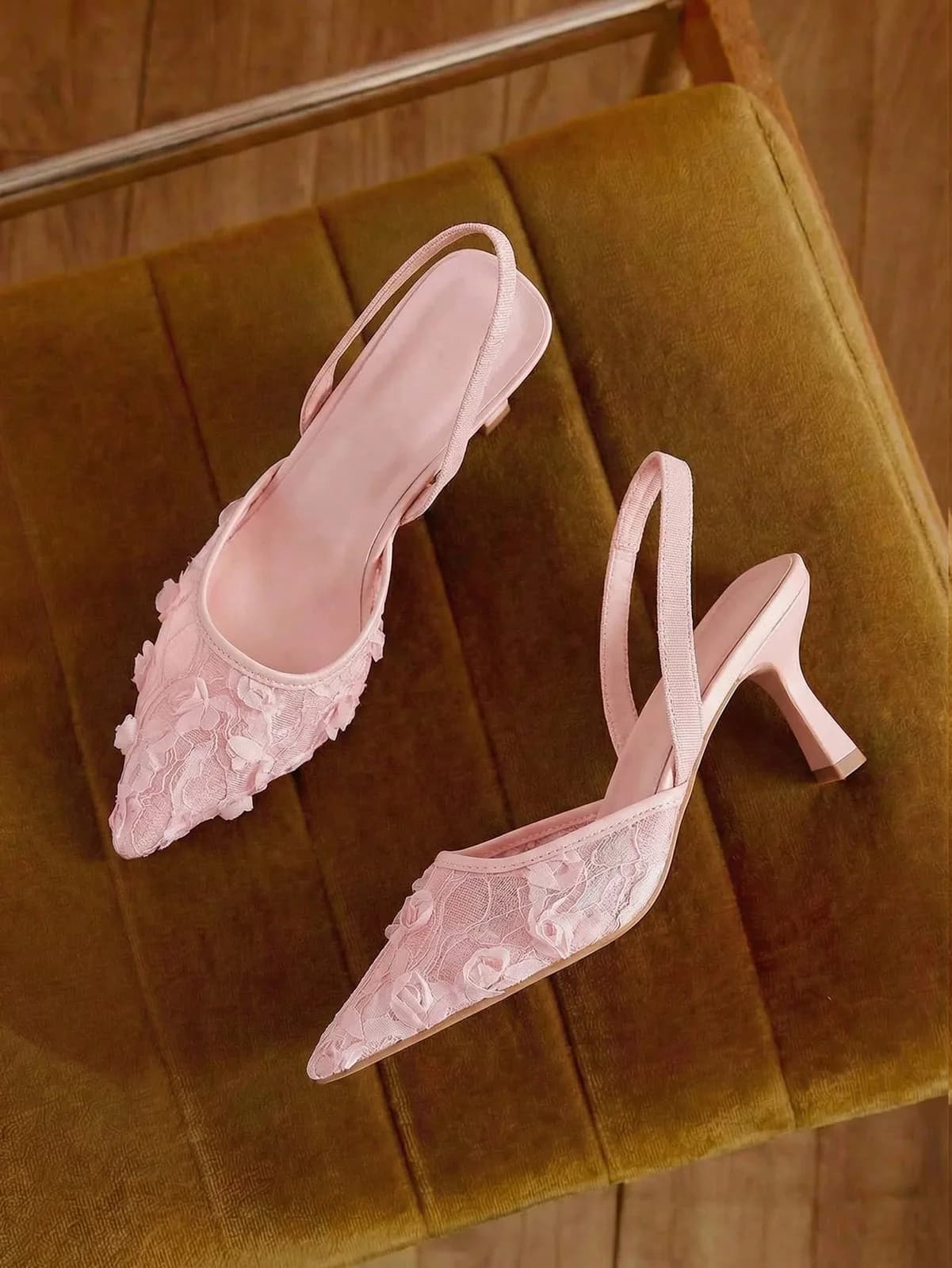 Sandales slingback à bout pointu en résille fleurie et talon évasé