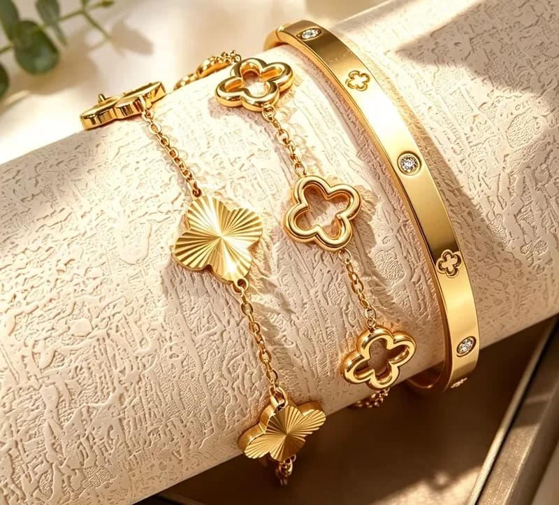 Ensemble de 3 bracelets dorés en acier inoxydable à trèfles et jonc strassé