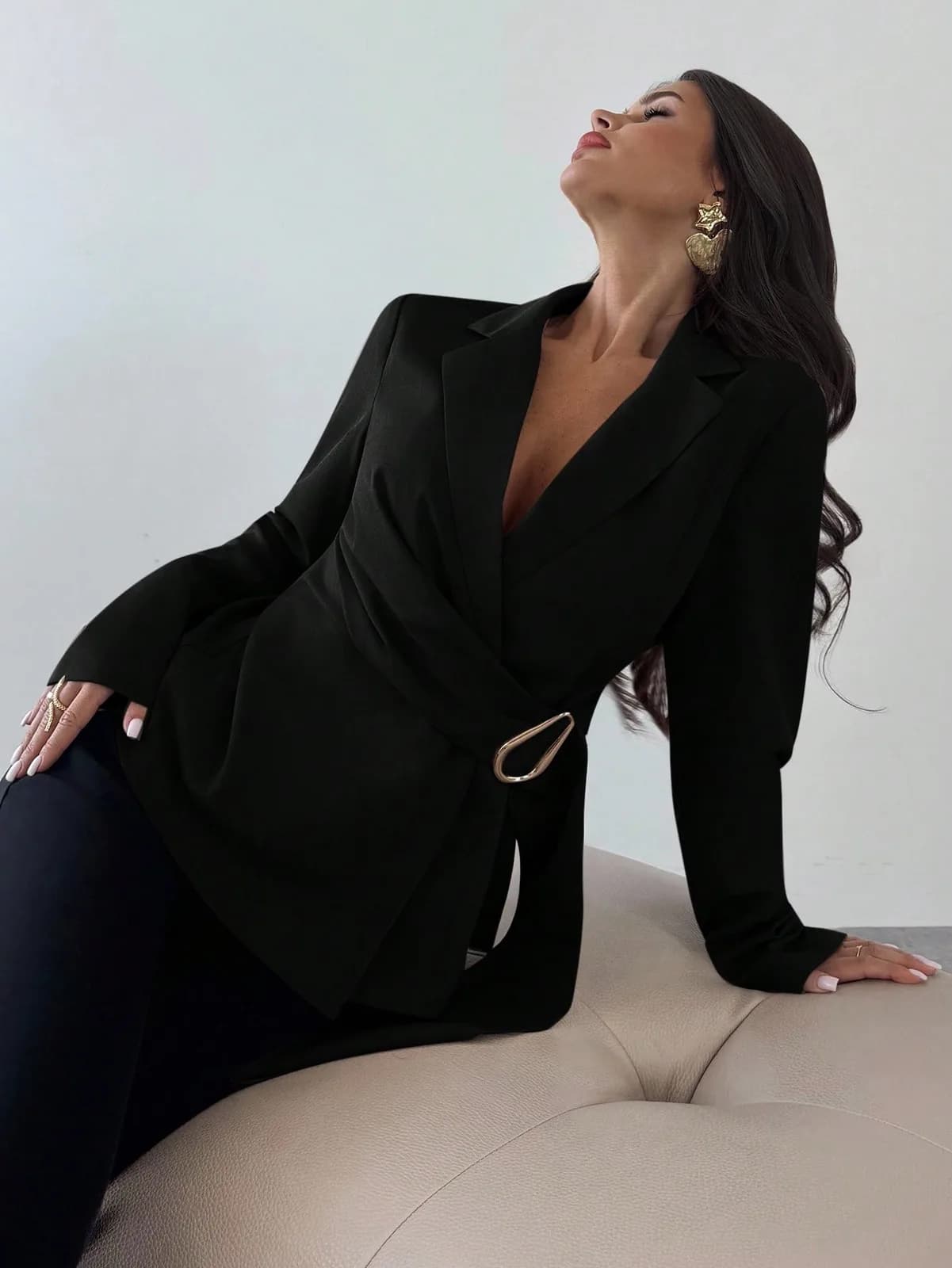 Blazer croisé beige taupe avec boucle métallique à la taille