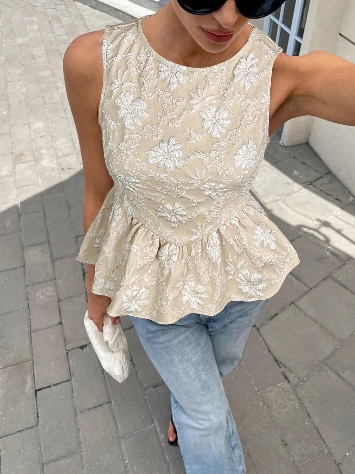 Top peplum sans manches en jacquard floral beige et blanc