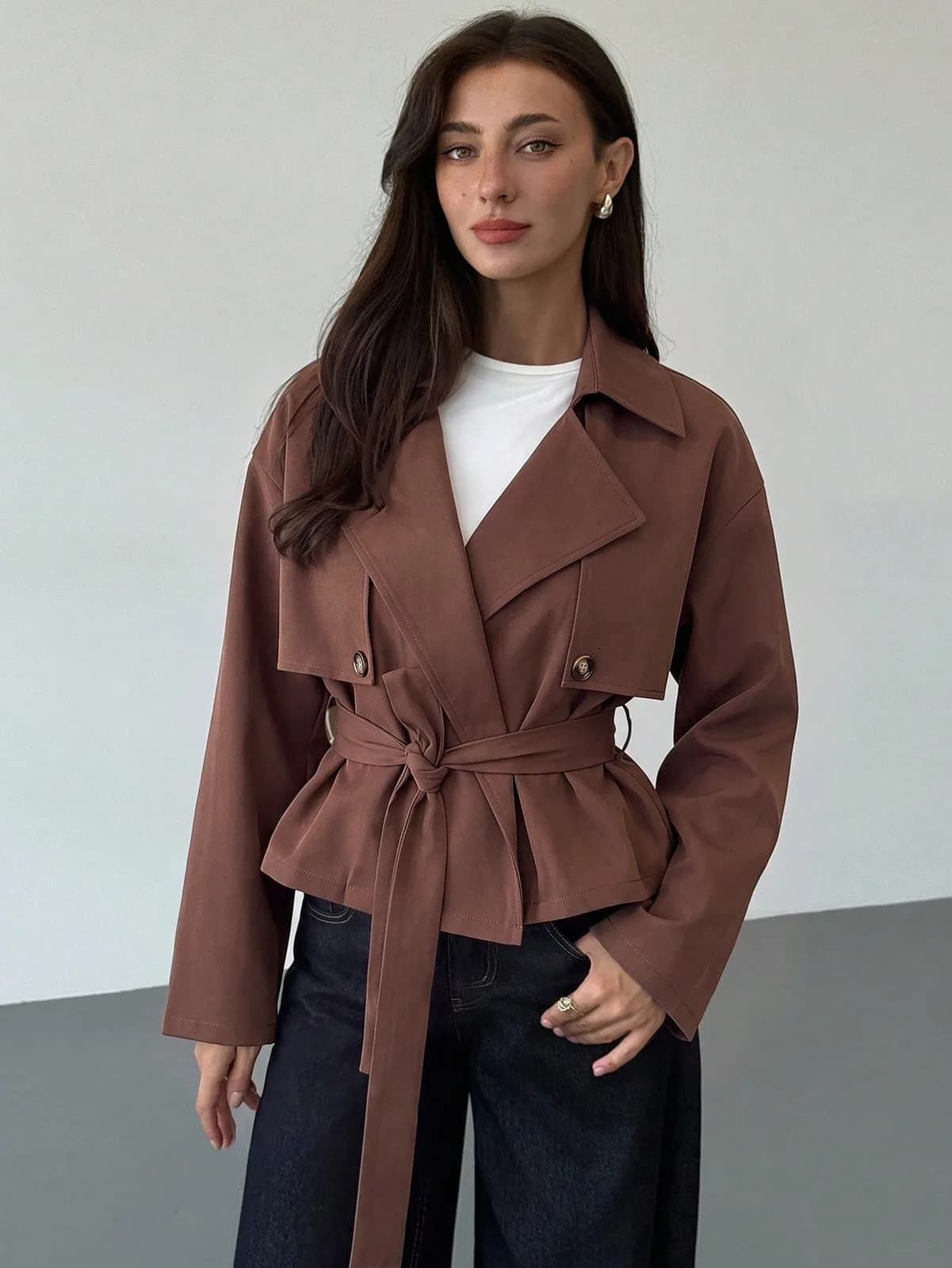 Trench-coat court croisé avec ceinture ajustable