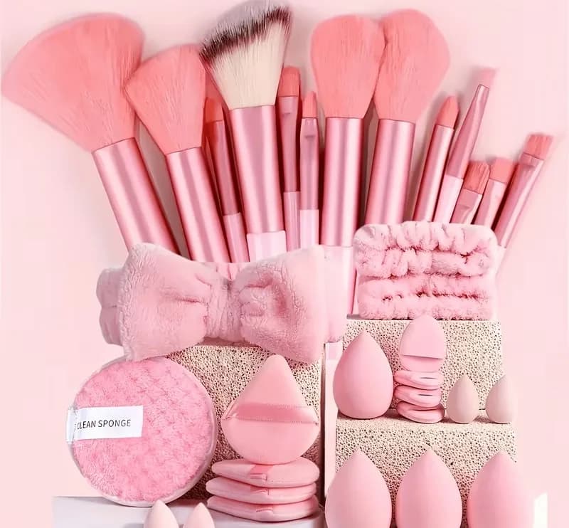 Kit de maquillage rose pastel avec pinceaux, éponges et bandeaux de soin