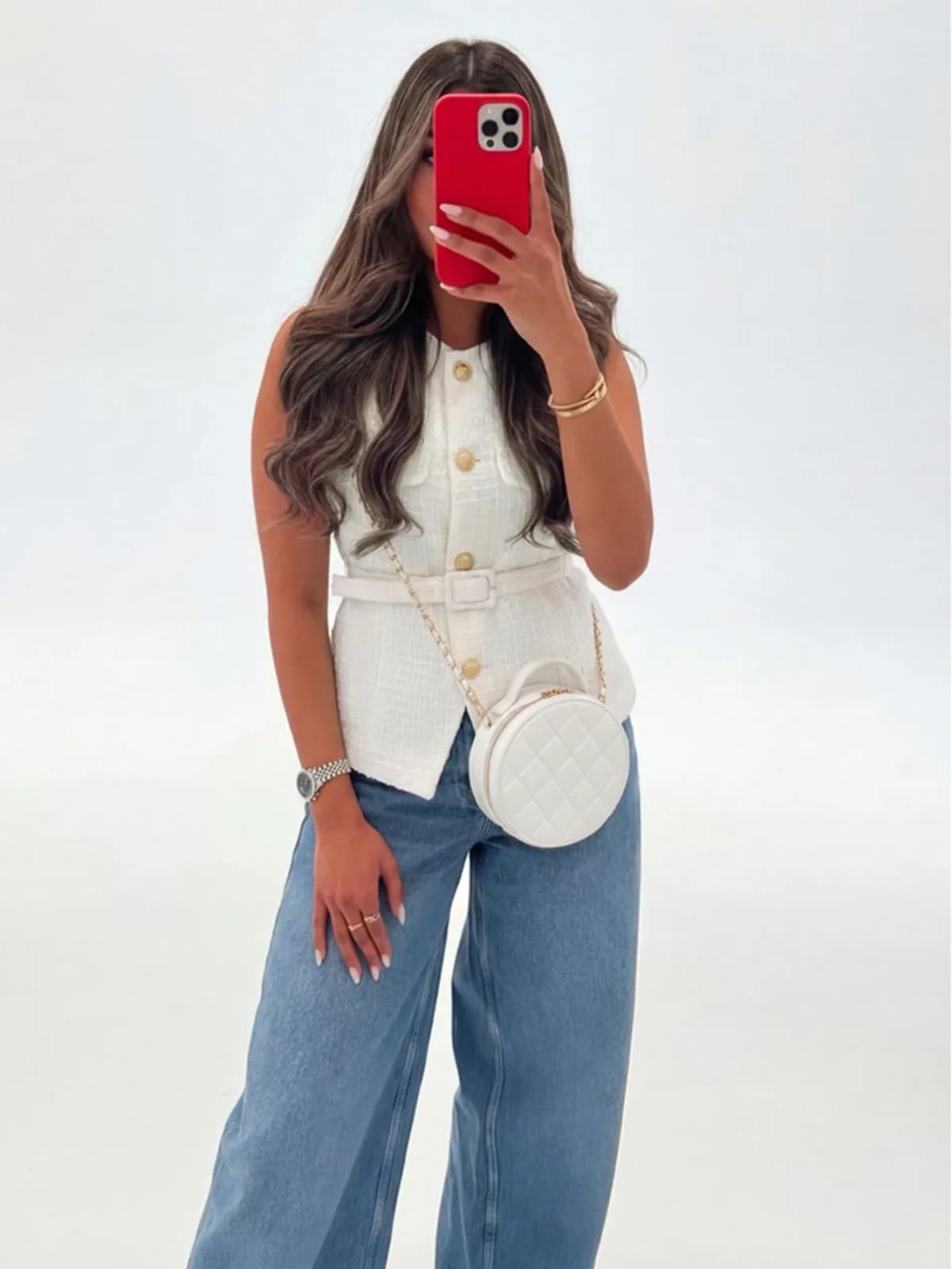 Top sans manches en tweed bleu ciel avec boutons dorés et ceinture