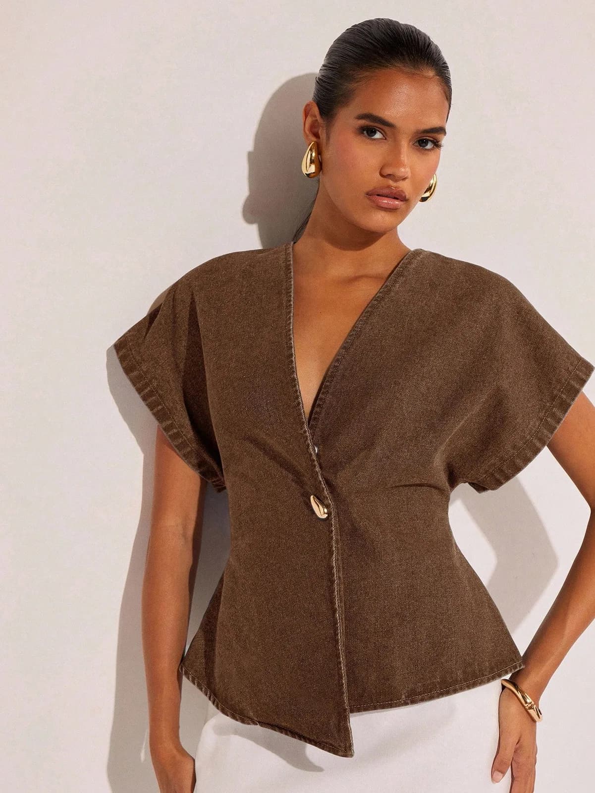Blouse cache-cœur beige à manches courtes avec bouton doré