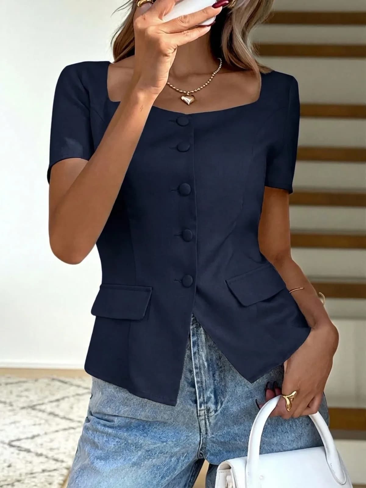 Top blazer bleu marine à col carré et boutons recouverts