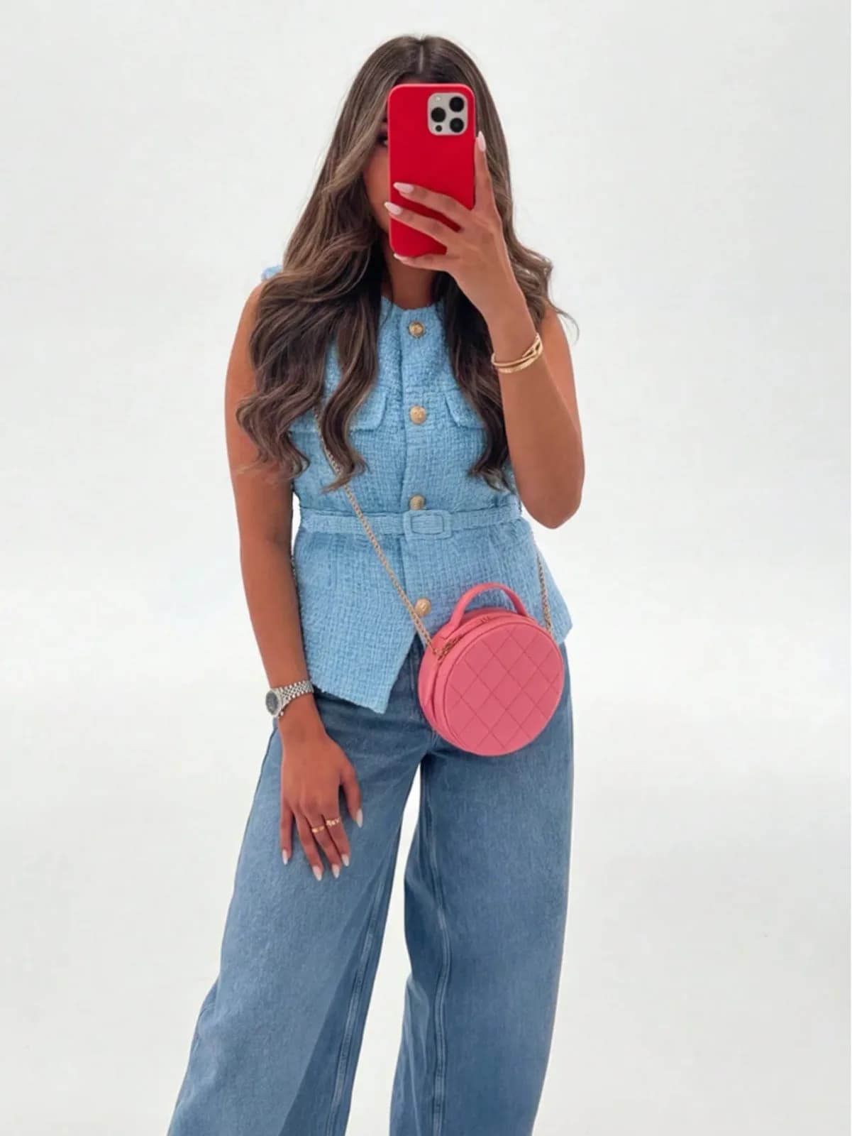 Top sans manches en tweed bleu ciel avec boutons dorés et ceinture