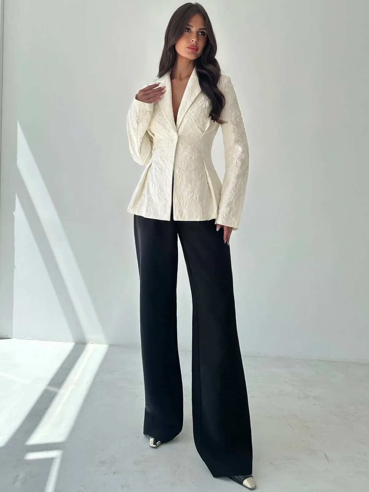 Veste blazer cintrée en jacquard reliefé blanc cassé