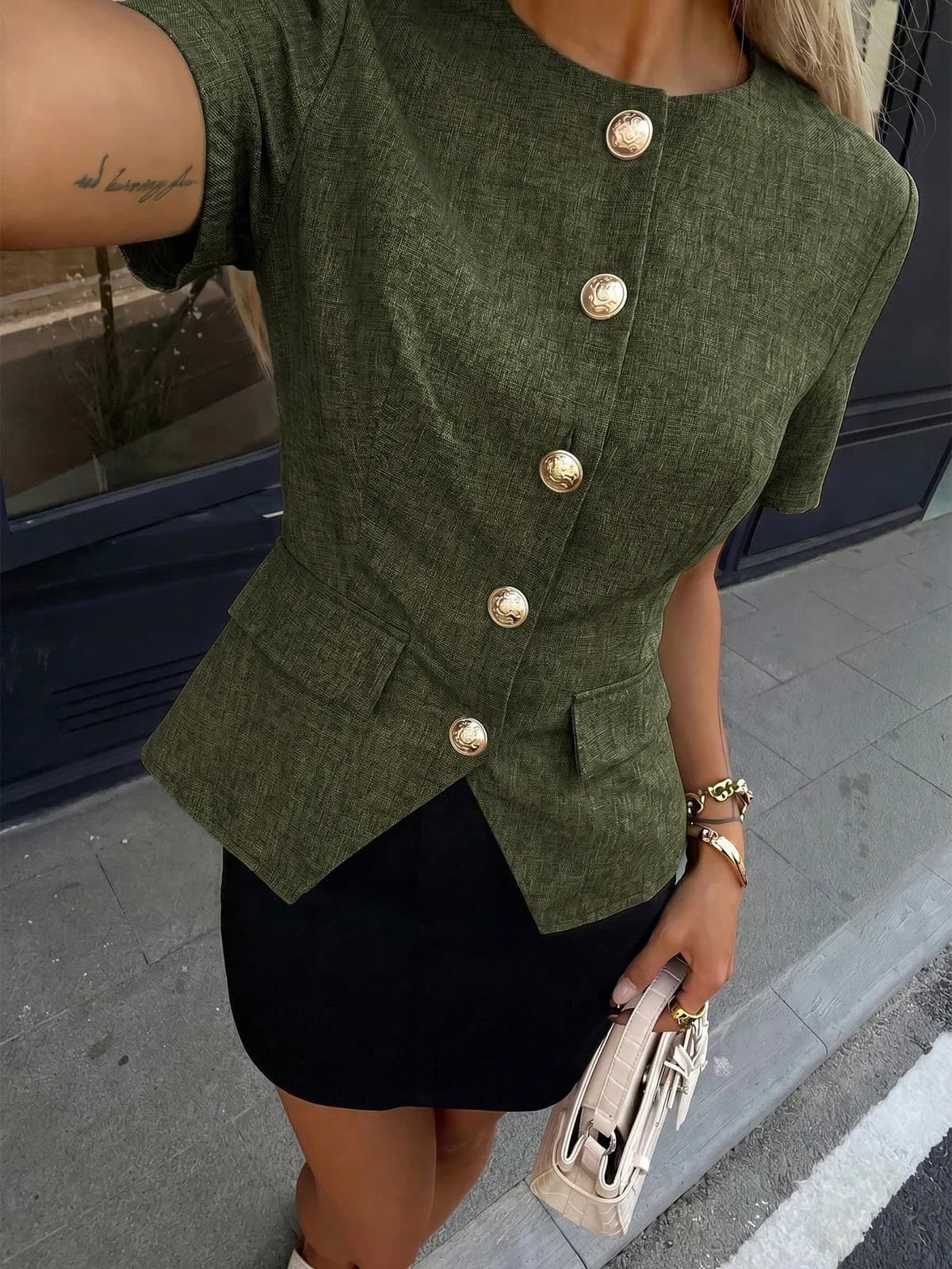 Top blazer vert olive cintré à manches courtes et boutons dorés