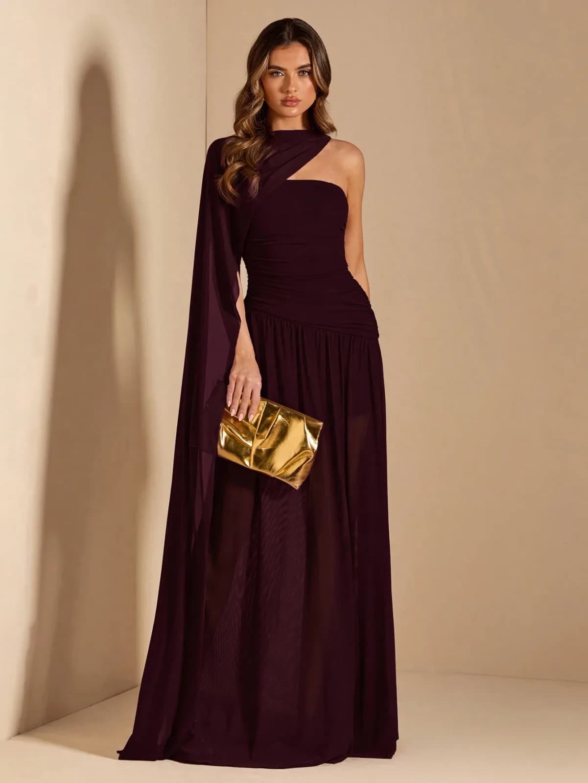 Robe longue de soirée asymétrique bordeaux plissée avec cape