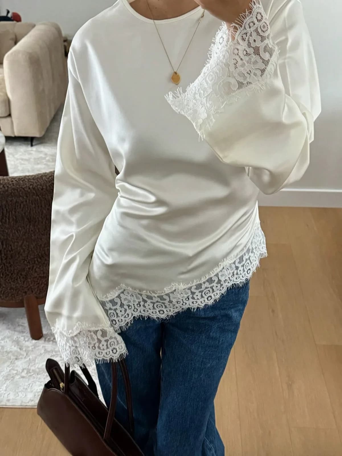 Tunique en satin blanc cassé avec bordures en dentelle raffinée