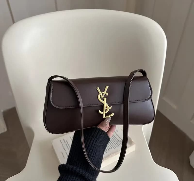 Sac baguette épaule minimaliste à monogramme métallique doré