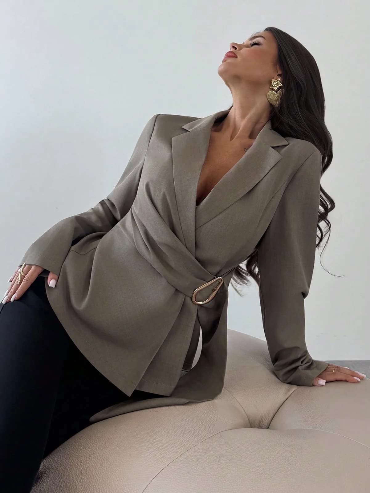 Blazer croisé beige taupe avec boucle métallique à la taille