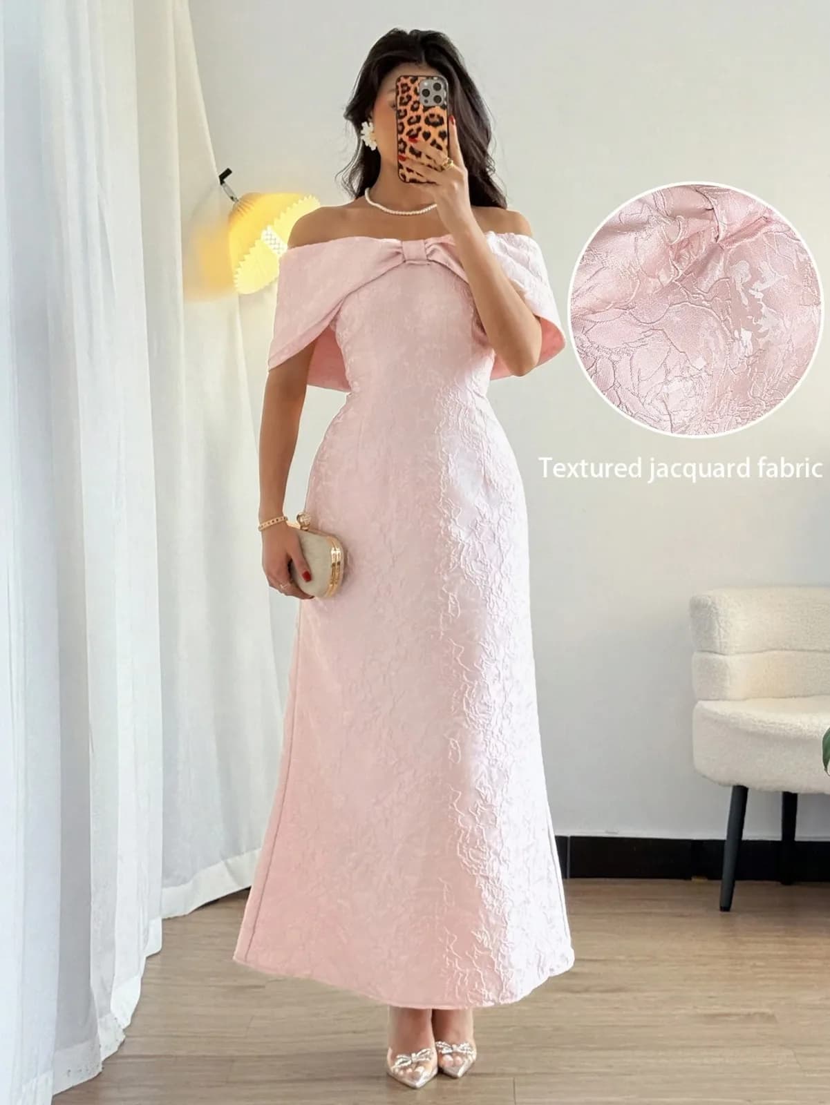 Robe longue de soirée rose poudre en jacquard avec col bardot nœud