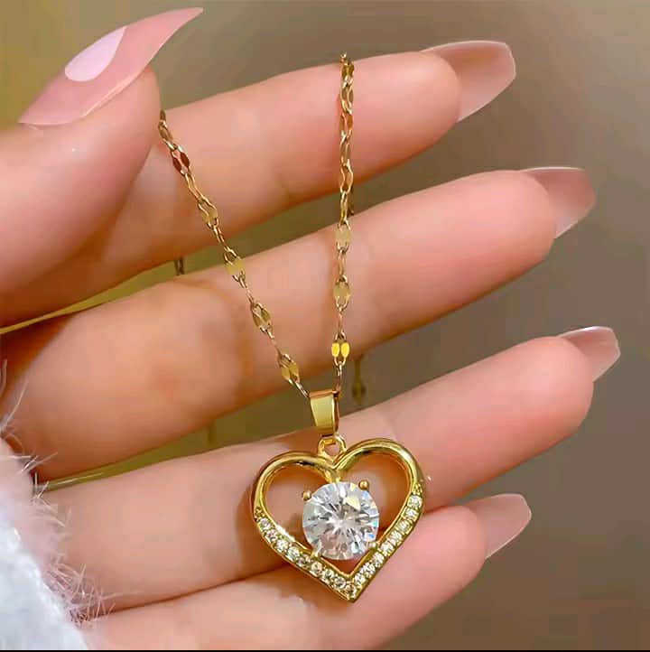 قلادة القلب الذهبي بفص ألماسي لامع – رمز الحب والأناقة