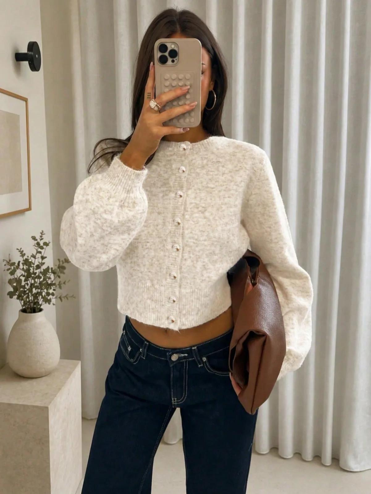 Cardigan court en maille duveteuse beige écru à boutons nacrés